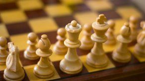 Mujer de 87 años bate récord de partidas simultáneas de ajedrez