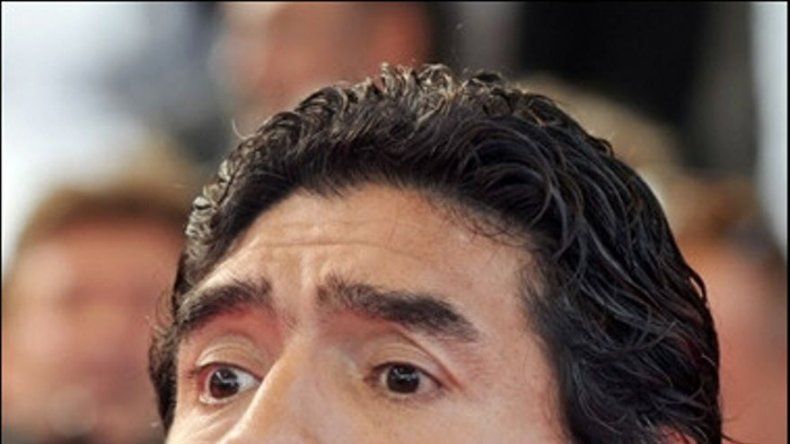 Maradona y el Kun Agüero cantan cumbia en un teatro