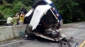 Vuelco de camión en Boquerón deja una víctima fatal