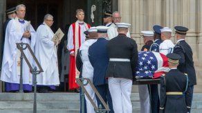 Dos expresidentes de EEUU rinden tributo a McCain en una despedida sin Trump