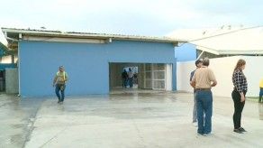 Blandón recorre las nuevas galeras en el Mercado de Mariscos