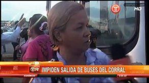 Usuarios de la 24 de diciembre impiden salida de los metro bus