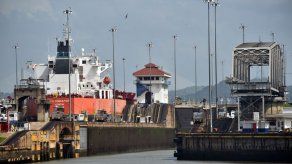 Grandes maniobras fútiles en torno a los canales de Suez y Panamá