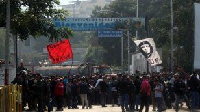 Centenares esperan indicaciones en Tienditas para ingresar ayuda a Venezuela