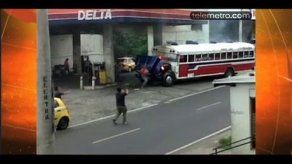 Autobús se incendia en gasolinera de San Isidro