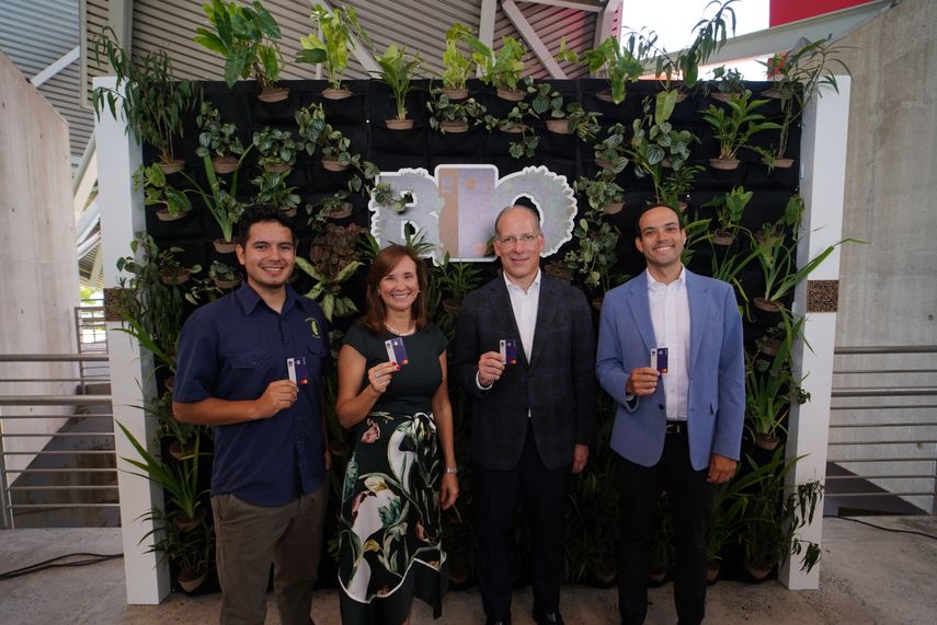 BAC está reemplazando el material de plástico de sus tarjetas actuales por un material de origen natural hecho a base de maíz no comestible, llamado PLA disponible a partir del 10 de marzo en Panamá.