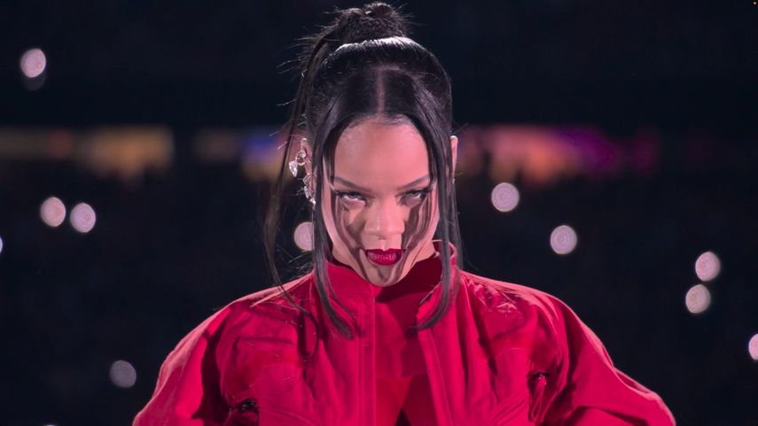 Rihanna durante el show de medio tiempo del Super Bowl 2023.