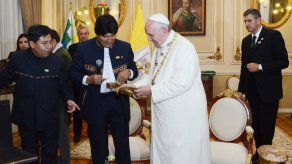 Morales y Francisco intercambian obsequios en el Palacio de Gobierno