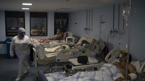 Récords de muertes y casos de COVID-19 en varios países