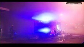 Incendio en Vía Argentina deja 13 bomberos afectados