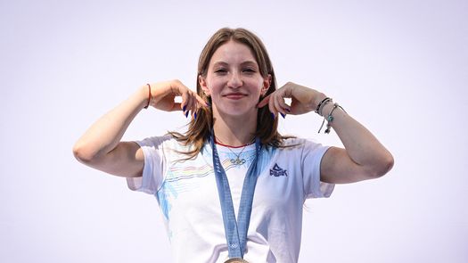 Juegos Olímpicos 2024: La gimnasta rumana Ana Barbosu recibe su medalla olímpica de bronce