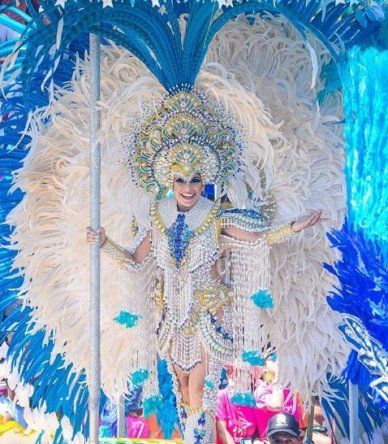 Paseo diurno del domingo de Carnaval en Las Tablas