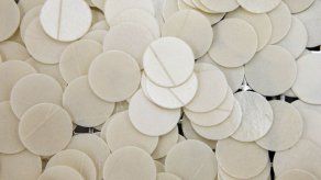 Monjas de clausura hacen pan para misa papal en Filadelfia