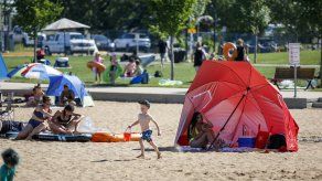 Environment Canada dijo que la ola de calor rompió récords en Columbia Británica, Alberta, Yukon y los Territorios Noroccidentales el lunes.