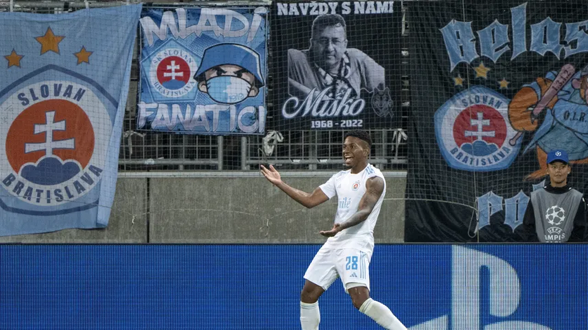 César Blackman asistiendo a Marko Tolic en el crucial partido que llevó al Slovan Bratislava a la Champions League.