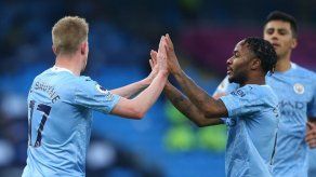 Manchester City gana a Fulham para entrar en la carrera por el título