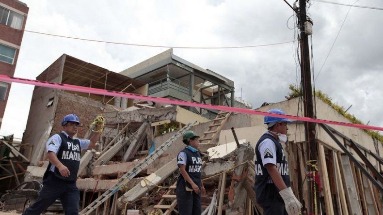 Miles de mexicanos vuelven al trabajo tras terremoto que deja más de 290 muertos