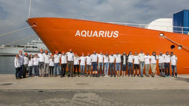 El barco Aquarius atraca en Marsella en espera de un nuevo pabellón