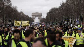 Chalecos amarillos protestan en Francia