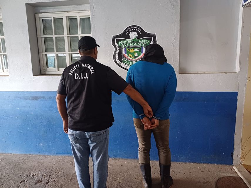 Unidad de la DIJ de la Policía Nacional junto a un aprehendido