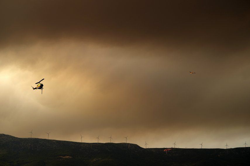 Incendio en Grecia arrasa un monte de pino por cuarto día