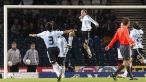 Maxi Rodríguez anota el primer gol en la era Maradona