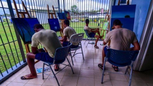 Jóvenes panameños presos esperan con sus cuadros sacar una sonrisa al papa Francisco