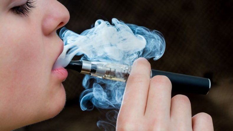 El humo blanco del e-cigarrillo conquista a los jóvenes de EEUU