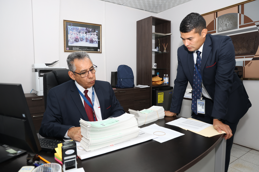Contraloría entrega en cheque la primera quincena de abril a colaboradores de la Asamblea Nacional.