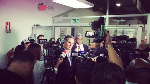 Candidato presidencial Marco Ameglio revisa en el TE firmas rechazadas