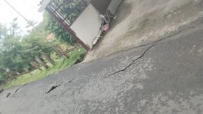 SINAPROC evacua a cuatro familias de Nueva Libia tras hundimiento de la vía principal.