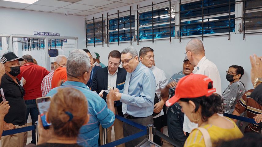 Director de la CSS&nbsp; Dino Mon realiza recorrido por la Policlínica Dr. Manuel Ferrer Valdés