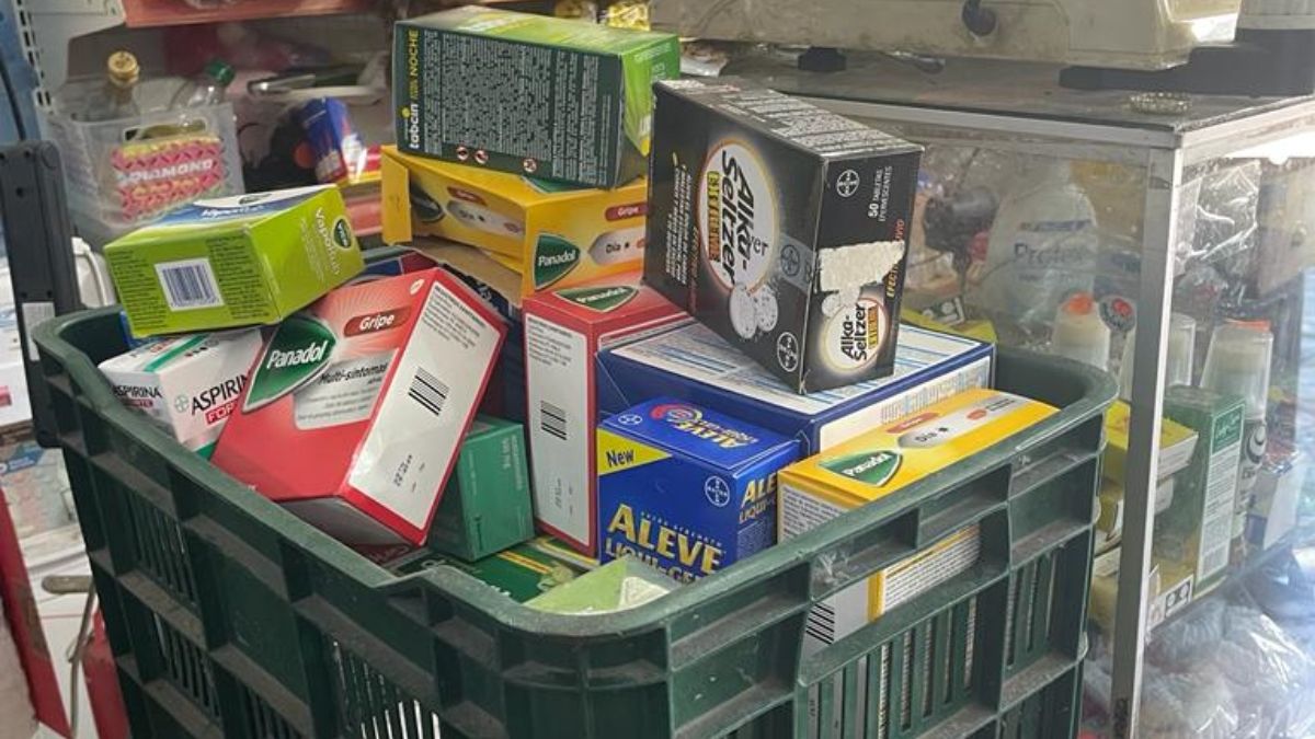 Caja De Cartón Abierta Con Medicamentos Y Medicamentos Para El