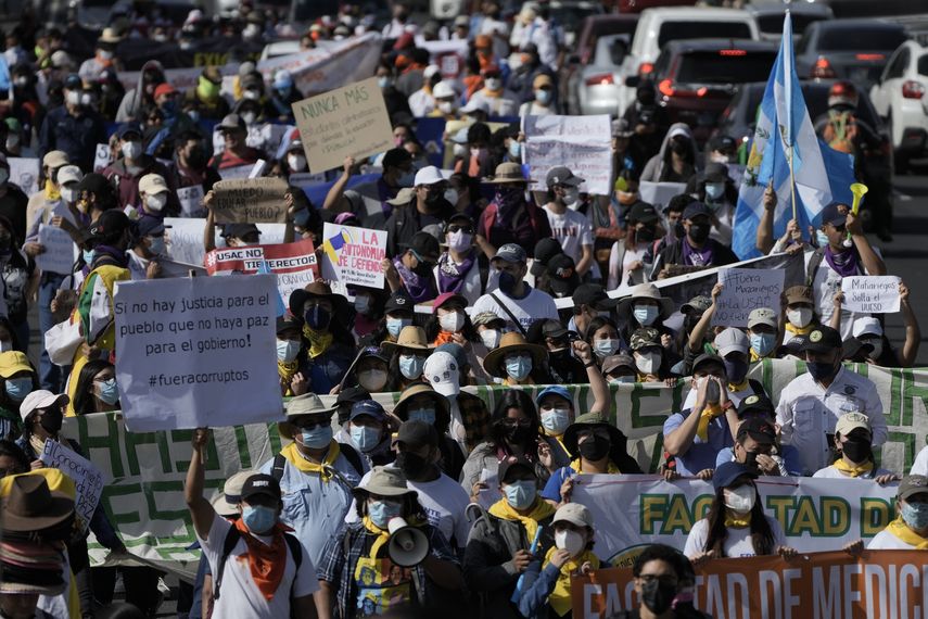 Los manifetsantes critican la administración del presidente de Guatemala Alejandro Giammattei.
