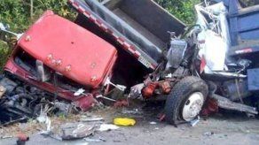 Fuerte colisión entre dos camiones en Colón deja una víctima fatal y varios heridos
