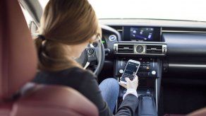 Policía camuflado sorprende a conductores con celulares