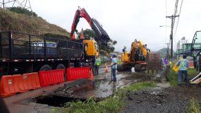 Continúa reparación de tubería de 54 pulgadas