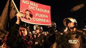 Correa pide a sus seguidores estar listos para defender el gobierno