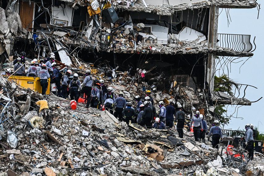 Los equipos de búsqueda y rescate buscan posibles sobrevivientes en el edificio de condominios Champlain Towers South de 12 pisos parcialmente derrumbado el 29 de junio de 2021 en Surfside