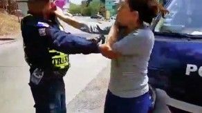 Formulan cargos a mujer que agredió a un policía durante el carnaval Formulan cargos a mujer que agredió a un policía durante el carnaval