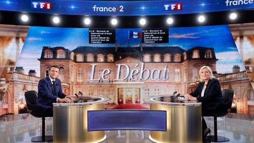 Macron argumentó que el partido de Le Pen recibió un préstamo de un banco checo-ruso en 2014, lo cual le impide tratar con Moscú en medio de la invasión de Ucrania.
