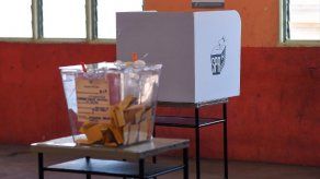 Cierran los colegios electorales en los comicios más reñidos en Malasia