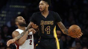 Lakers vencen al Heat 127-100 después de dos expulsiones