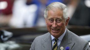 El príncipe Carlos asistirá al funeral de Mandela en nombre de Isabel II