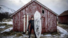 Una tabla de surf de hielo para domar las olas del círculo ártico
