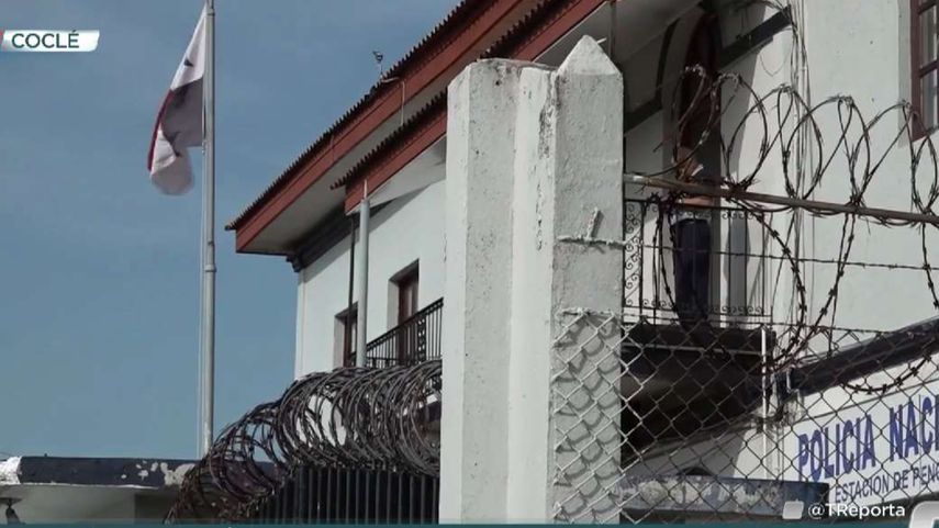 Sorprenden a policía intentando ingresar presunta droga en la cárcel de Penonomé.