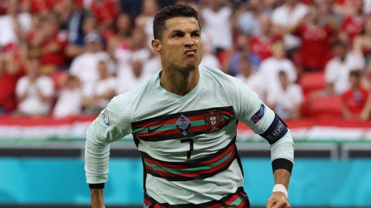 Cristiano Ronaldo marcó dos goles en el debut de Portugal.
