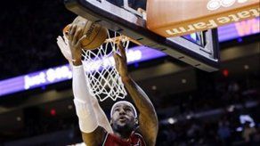 James y Wade sumaron 63 puntos para el Heat