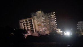 Demolieron los restos del complejo que colapsó en Miami