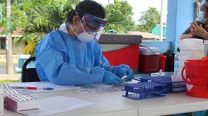 Personal de salud de Panamá realiza pruebas para detectar la COVID-19.